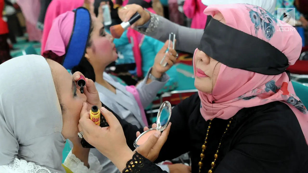 Keseruan Lomba Merias Wajah dengan Mata Tertutup di Tangsel