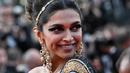 Aktris India dan anggota Juri Seleksi Resmi Deepika Padukone tersenyum saat dia tiba untuk menghadiri pemutaran film "Final Cut (Coupez !)" menjelang upacara pembukaan Festival Film Cannes edisi ke-75 di Cannes, Prancis selatan (17/5/2022). (AFP Photo/LOIC VENANC)