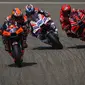 Pembalap KTM, Jack Miller di depan rider Pramac Jorge Martin dan pembalap Ducati, Pecco Bagnaia. (Ronny Hartmann / AFP)