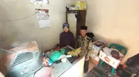 Pasangan Radi dan Reda Vadela berada di dalam rumahnya, Kelurahan Krajan, Kecamatan Mejayan, Kabupaten Madiun, Kamis (28/11/2019). (Abdul Jalil/Madiunpos.com)