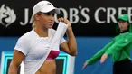 Petenis putri asal Kazakhstan Yulia Putintseva mengangkat bajunya saat bertanding di putaran ketiga melawan petenis asal Rusia Margarita Gasparyan di Turnamen Australia Open 2016 di Melbourne Park, Australia, (22/1/2016). (REUTERS/John French) 
