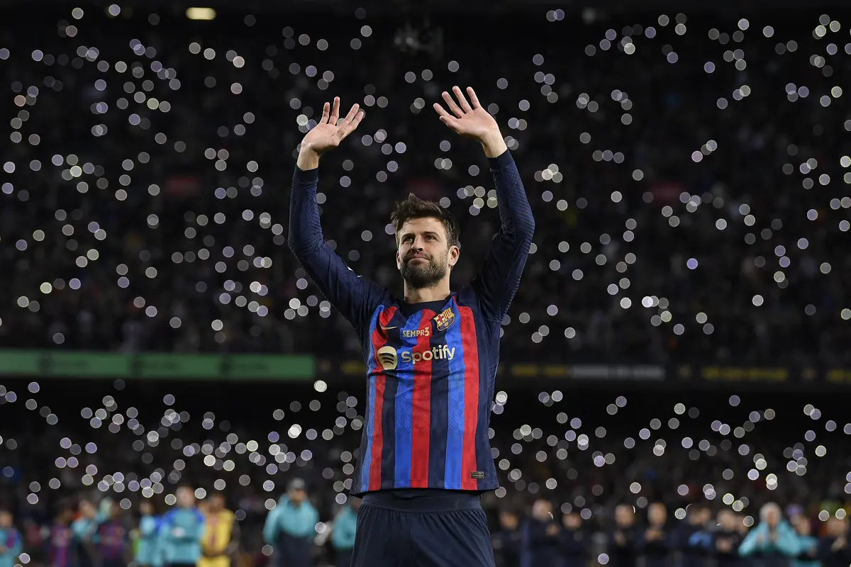 Foto: Gracias, Pique! Momen Pensiun Manis Gerard Pique, Bawa Barcelona Puncaki Klasemen Liga Spanyol