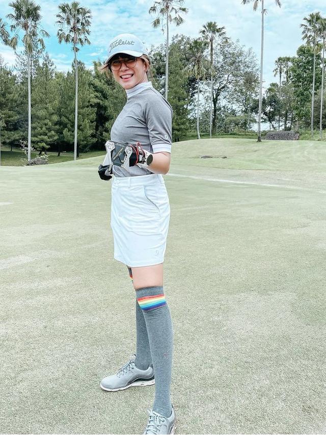 Fashion Dita Fakhrana Tampil Sporty