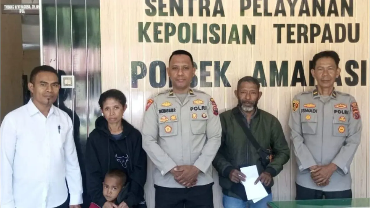 Polisi saat memediasi kasus kekerasan ibu dan anak (Liputan6.com/Ola Keda)