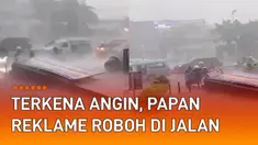 Sebuah papan reklame jatuh dan roboh di jalan mengundang perhatian