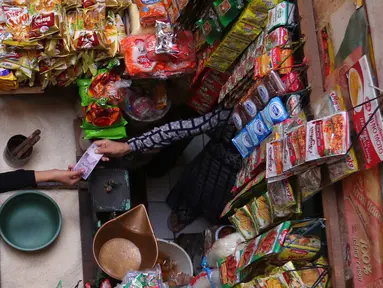 Aktifitas jual beli di Pasar Tebet, Jakarta, Senin (3/10). Badan Pusat Statistik merilis dari kelompok pengeluaran, bahan makanan mengalami deflasi sebesar 0,07% dengan andil dalam inflasi September 2016 sebesar -0,01%. (Liputan6.com/Angga Yuniar)
