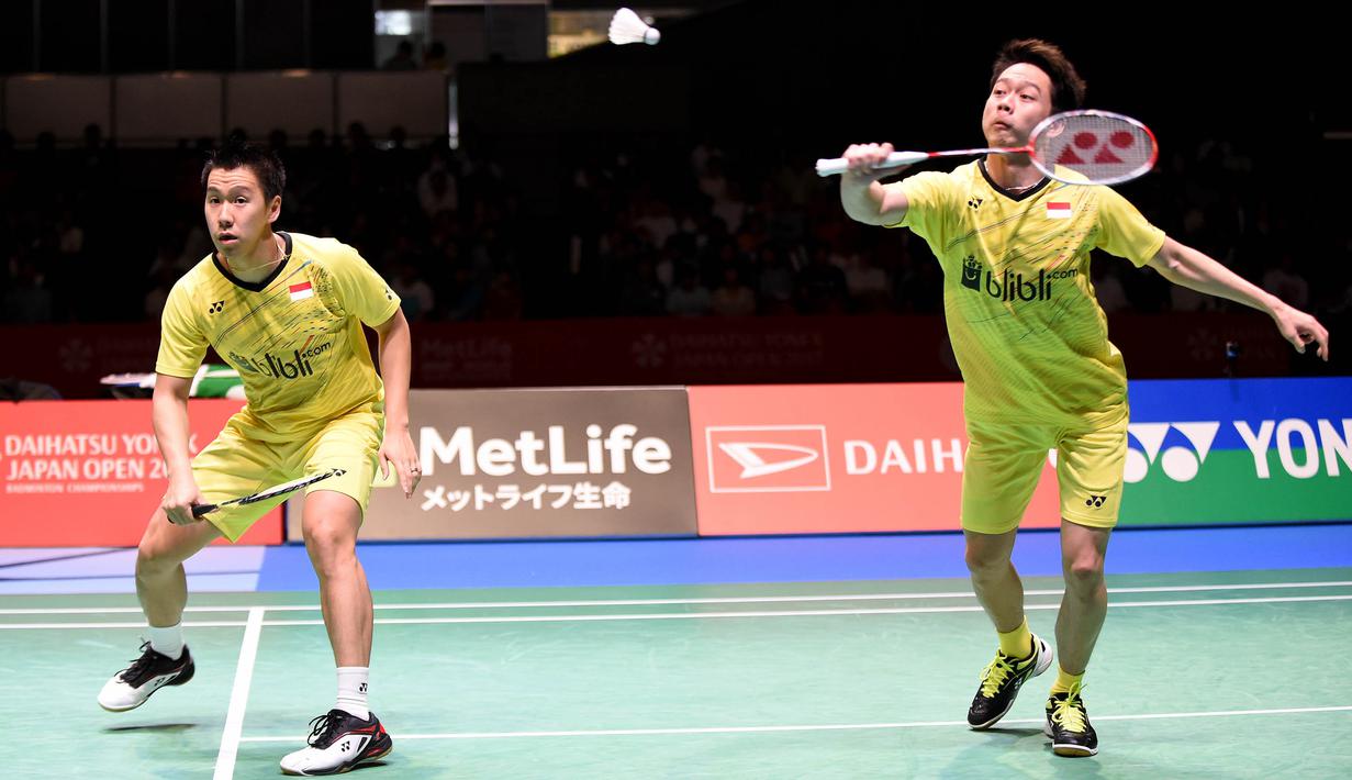 Ganda putra Indonesia, Kevin Sanjaya dan Marcus Gideon, berhasil mengalahkan ganda Jepang, Takuto Iniue dan Yuki Kaneko pada final Japan Open di Tokyo, Minggu (24/9/2017). Kevin/Marcus menang 21-12 dan 21-15 atas Iniue/Kaneko. (AFP/Toru Yamanaka)