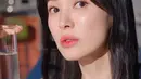 Dilihat secara close up pun Song Hye Kyo tampak tak mengenakan riasan wajah yang berlebihan. Winged-eyeliner tipis dan bibir dengan sedikit sentuhan rona merah muda yang pas menyatu dengan kulit sehatnya yang putih. Foto: Instagram.