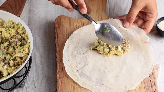 menggulung kulit lumpia martabak