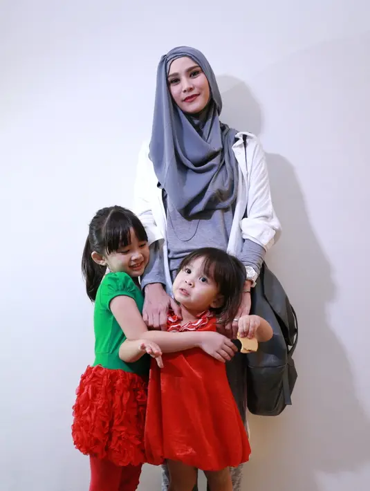 "Ini enaknya bisnis sama keluarga, jadi ketemu mulu. Biasanya kan kalau sudah berkeluarga jadi jarang ketemu, tapi kami kan enggak. Dengan adanya bisnis keluarga, malah sering ketemu," kata pemilik brand hijab Mecchanism. (Adrian Putra/Bintang.com)