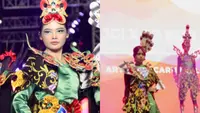 Anna Elrika, Product Manager Fabric Care PT WINGS Surya menyampaikan kali ini ada 8 variasi kostum kolaborasi SoKlin dengan JFC Global Indonesia menggunakan daur ulang kemasan SoKlin sebagai salah satu ornamen utama yang dipadukan dengan sentuhan ukiran, bulu enggang, dan berbagai jenis kain. [Credit: SoKlin]
