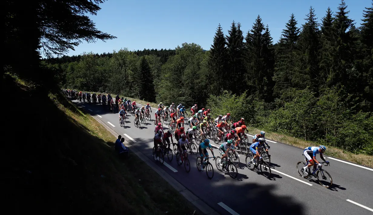 Para pebalap berlomba mengayuh sepeda mereka pada etape kelima Tour de France di Colmar, Prancis, Rabu (10/7/2019). Peter Sagan menjuarai etape kelima Tour de France setelah melewati rute sepanjang 175,5 Km dari Saint-Dié-des-Vosges ke Colmar. (AP Photo/Thibault Camus)