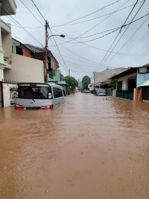 Banjir di Benhil setinggi perut orang dewasa (1/1/2020) (ist).