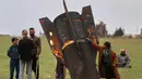 Proyektil tersebut jatuh di dekat Bandara Internasional Qamishli dan desa Dimhiyye al-Kabira yang berdekatan dengan perbatasan Turki. Tampak dalam foto, seorang anak laki-laki mempertaruhkan nyawanya dengan menyentuh proyektil rudal Iran yang belum meledak di lapangan terbuka di pinggiran Qamishli, Suriah timur, Rabu 4 Maret 2026. (AP Photo/Baderkhan Ahmad)