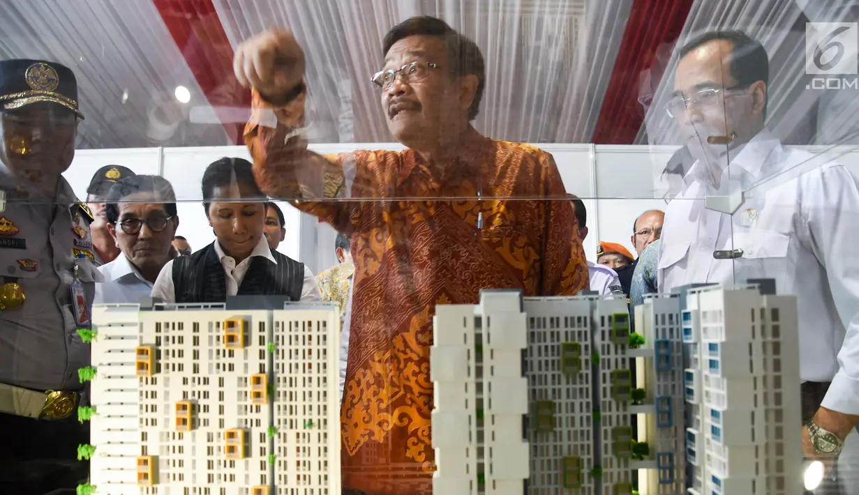 Menteri Perhubungan, Budi Karya dan Gubernur DKI Jakarta Djarot Saiful Hidayat melihat contoh rumah susun yang akan di bangun di Stasiun Tanjung Barat, Jakarta, Selasa (15/8). (Liputan6.com/Yoppy Renato)