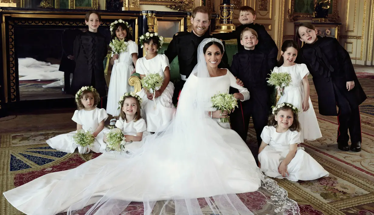 Dalam foto yang dirilis Istana Kensington pada 21 Mei 2018, menunjukkan foto pernikahan Pangeran Harry dan Meghan Markle di Windsor Castle, Inggris. Harry dan Meghan berpose bersama flower boy dan flower girl. (Alexi Lubomirski/Kensington Palace via AP)