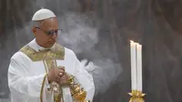 Foto yang diambil dan dibagikan pada tanggal 9 Mei 2025 oleh The Vatican Media ini menunjukkan Paus Leo XIV saat memimpin misa bersama para kardinal di Kapel Sistina, Vatikan. (Handout/Vatican Media/AFP)