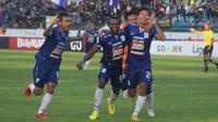 Para pemain PSIS Semarang merayakan gol ke gawang Perseru Serui pada laga Gojek Liga 1 bersama Bukalapak, Stadion Moch Soebroto, Magelang, Minggu (23/9/2018). (Bola.com/Ronald Seger Prabowo)