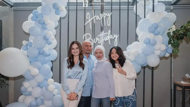 6 Pemotretan Keluarga Syifa Hadju, Kompak Pakai Baju Muslim Warna Senada
