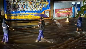 Hujan deras yang mengguyur wilayah Tanjungsari, Gunungkidul, Yogyakarta, sejak Jumat sore menyebabkan banjir genangan di sejumlah titik. (Foto: Istimewa).