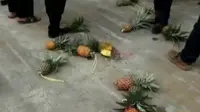 Para pedagang melempari Kantor Desa Tambakan, Subang, dengan nanas.