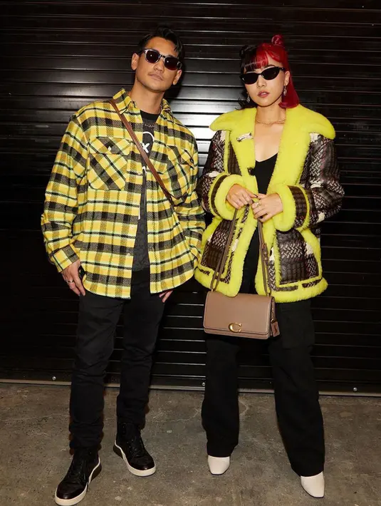 Isyana Sarasvati dan Afgan berpose saat pertunjukan Coach Spring/Summer 2023 di New York Fashion Week 2022. Isyana terlihat menggunakan tas bermerek Coach berwarna coklat. (Instagram/kanmogroup.fashion)