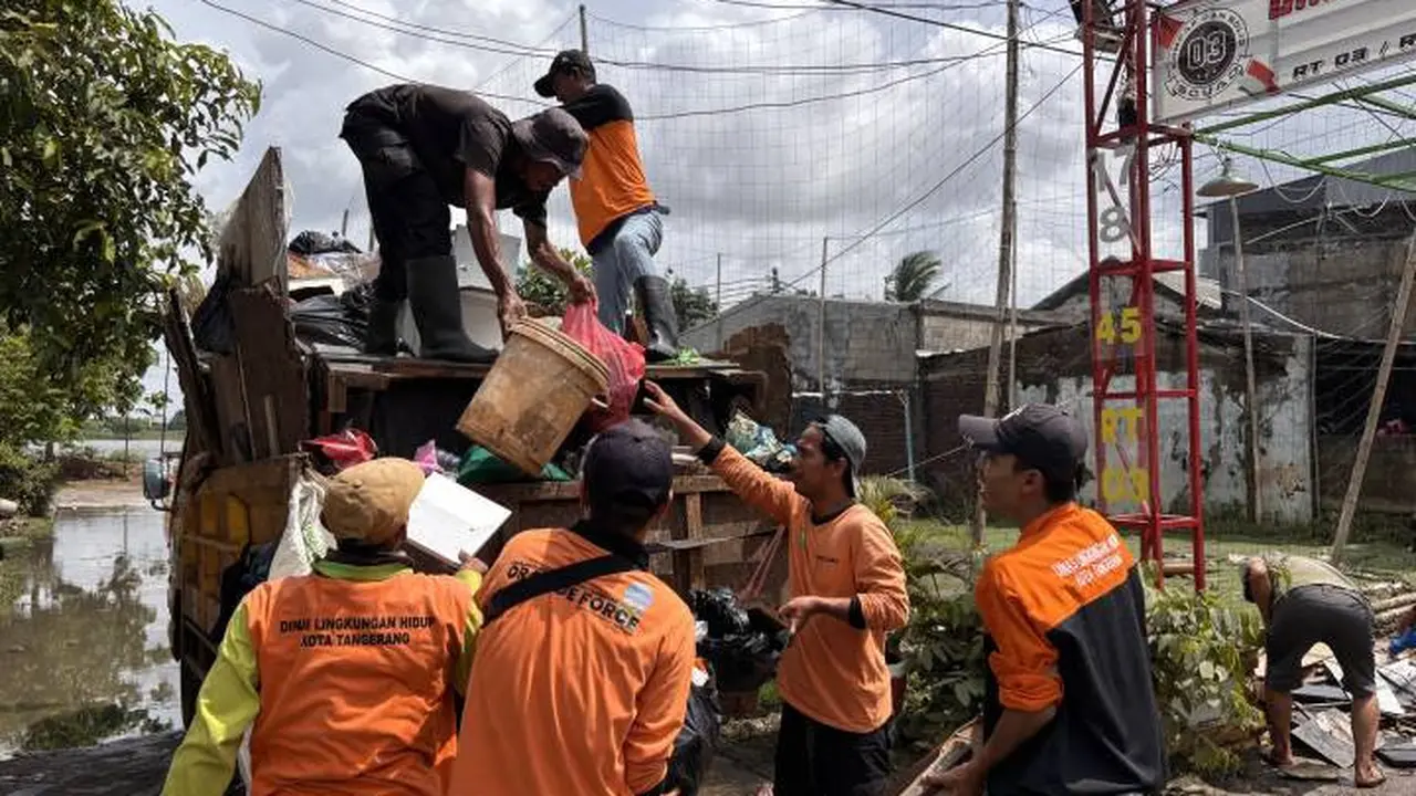Petugas DLH Kota Tangerang mulai bersih-bersih sampah usai banjir yang terjadi di sejumlah titik wilayah Kota Tangerang.