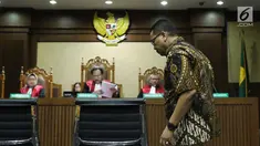 Terdakwa suap pengadaan dan pelaksanaan pembangunan kampus IPDN Sumbar KabAgam2011, Dudy Jocom saat sidang putusan di Pengadilan Tipikor Jakarta, Rabu (14/11). Dudy dinyatakan bersalah dan divonis empat tahun penjara. (Liputan6.com/Helmi Fithriansyah)