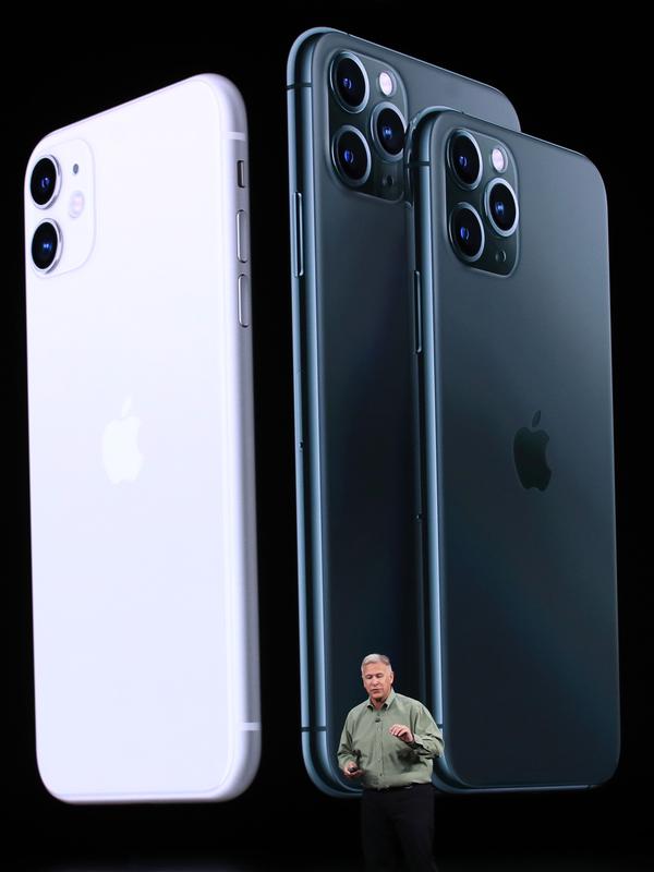 Vice President of Worldwide Marketing Apple Phil Schiller saat peluncuran iPhone 11 Pro di Cupertino, California, Amerika Serikat, Selasa (10/9/2019). Perbedaan paling mencolok dari iPhone 11, iPhone 11 Pro, dan iPhone 11 Max Pro adalah dari jumlah lensa kamera. (Justin Sullivan/Getty Images/AFP)