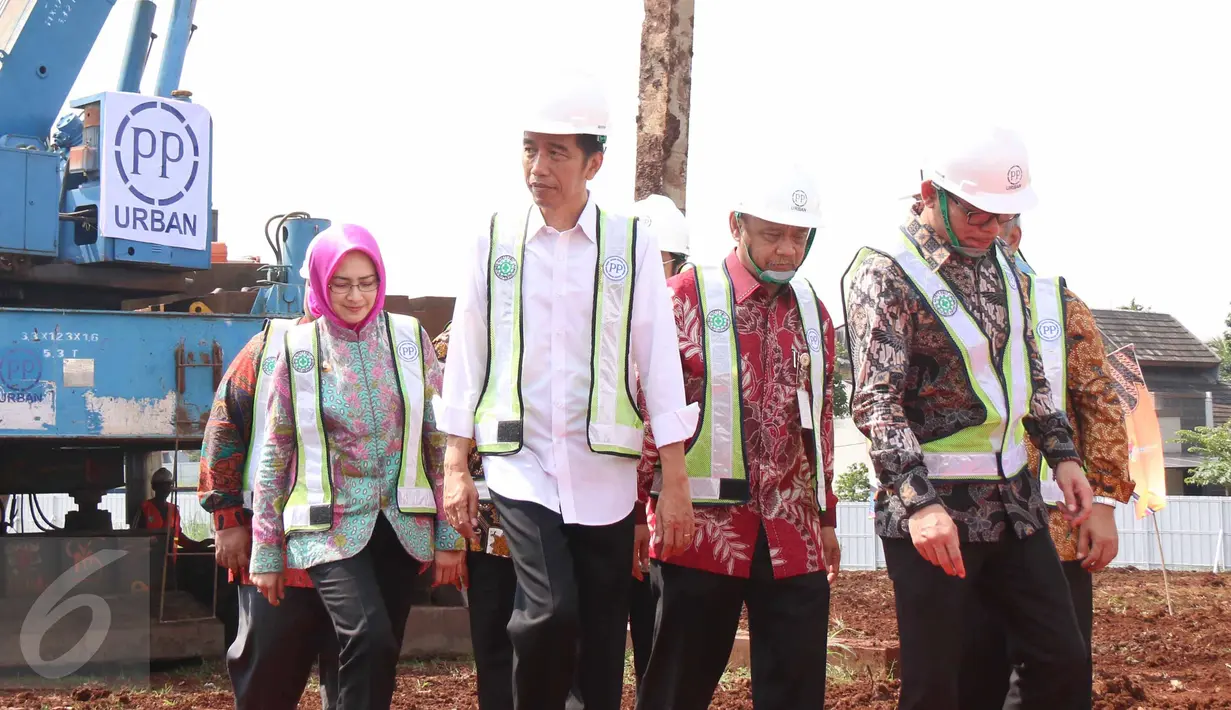 Presiden Jokowi didampingi sejumlah menteri saat meresmikan peletakan batu pertama pembangunan rusunami di Sarua Tangerang Selatan, Kamis (27/4).  Rusunami bernama Loftvilles Serpong itu berlokasi di Kelurahan Serua, Ciputat. (Liputan6.com/Angga Yuniar)