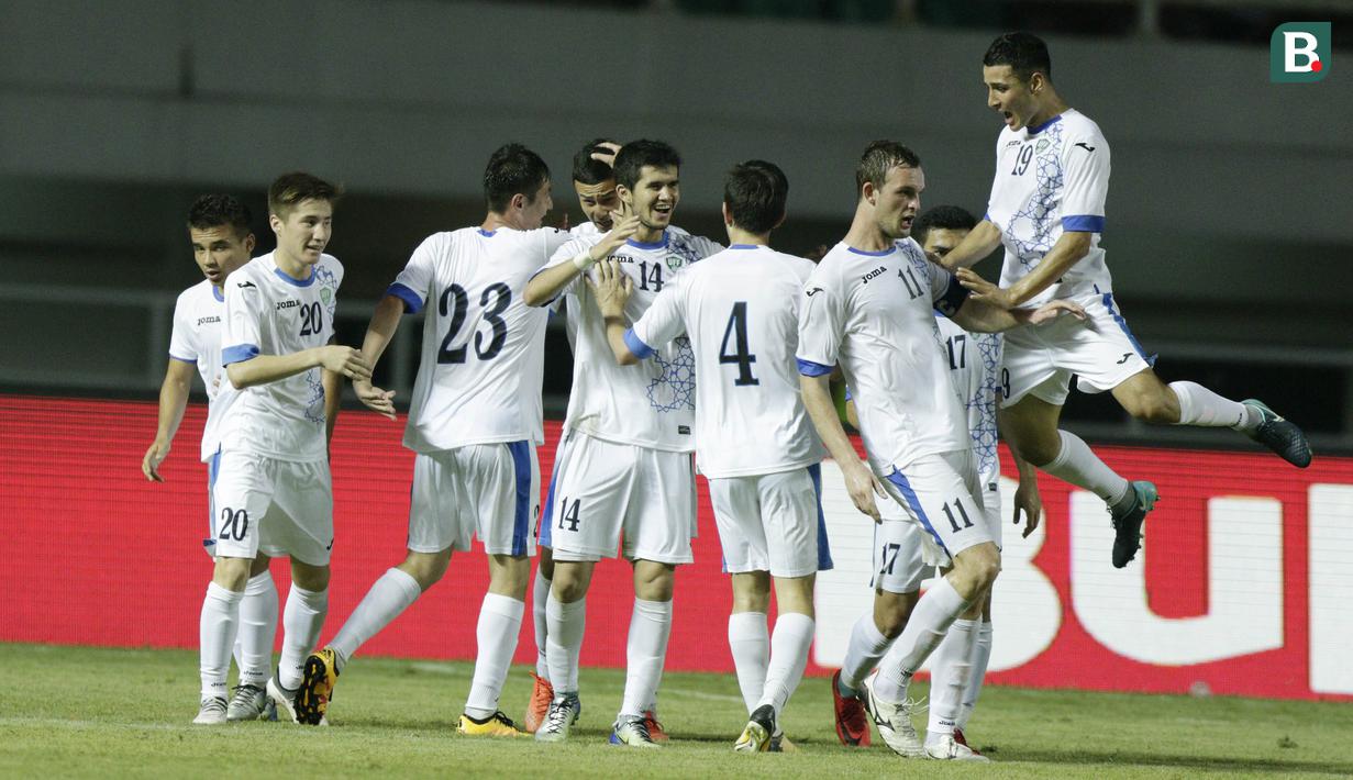 Pemain Uzbekistan merayakan gol ke gawang Bahrain pada laga PSSI Anniversary Cup 2018 di Stadion Pakansari, Senin (30/4/2018). Uzbekistan bermain imbang 3-3 dengan Bahrain. (Bola.com/M Iqbal Ichsan)