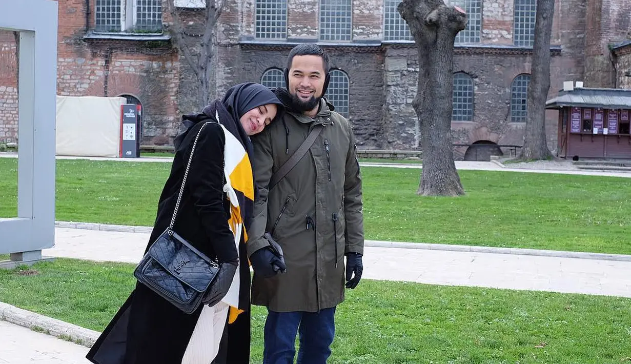 Selama kehamilan anak ketiganya, Shireen Sungkar makin terlihat romantis dan mesra dengan sang suami. Tak jarang mereka menghabiskan liburan bersama ke luar negeri. (Instagram/shireensungkar)