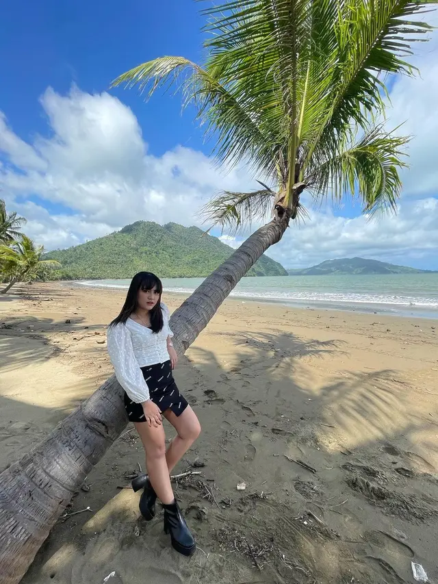 5 Gaya Santai Happy Asmara saat Lepas Penat di Pantai, Tetap Kece