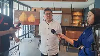 Bung Towel alias Tommy Welly hadir sebagai pembicara pada konferensi pers terkait Survey tentang "Suara Suporter Indonesia tentang Perkembangan Terkini Sepak Bola Nasional" yang digelar di Jakarta Selatan pada Jumat (10/1/2025). (Bola.com/Muhammad Adi Yaksa)
