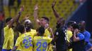 Selebrasi Striker Al Nassr, Cristiano Ronaldo (tengah) bersama rekan-rekannya setelah mencetak gol kedua timnya ke gawang Damac melalui tendangan bebas pada laga pekan ke-10 Liga Arab Saudi 2023/2024 yang berlangsung di King Saud University Stadium, Riyadh, Sabtu (21/10/2023) malam WIB. (AFP/Fayez Nureldine)