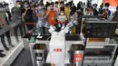 Sejumlah orang melihat robot pemilah sampah di area ekshibisi komprehensif Pameran Perdagangan Jasa Internasional China (China International Fair for Trade in Services/CIFTIS) 2020 di Beijing, China, 5 September 2020. CIFTIS berlangsung pada 4-9 September di Beijing. (Xinhua/Lu Peng)