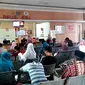 Pasien BPJS PBI tengah mengantre obat di RSUD Margono, Banyumas, Jawa Tengah. (Foto: Liputan6.com/Muhamad Ridlo)