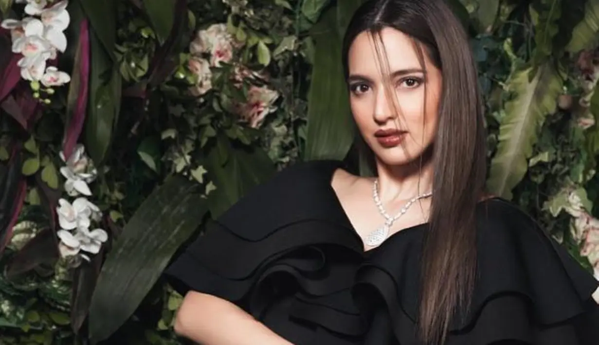 Meski mengenakan outfit serba hitam, penampilan Nia Ramadhani juga berhasil curi perhatian netizen. Di pemotretan kali ini, wanita kelahiran 16 April 1990 tersebut tampak mengenakan dress warna hitam dengan model rumbai di bagian pundak. (Liputan6.com/IG/@ramadhaniabakrie)