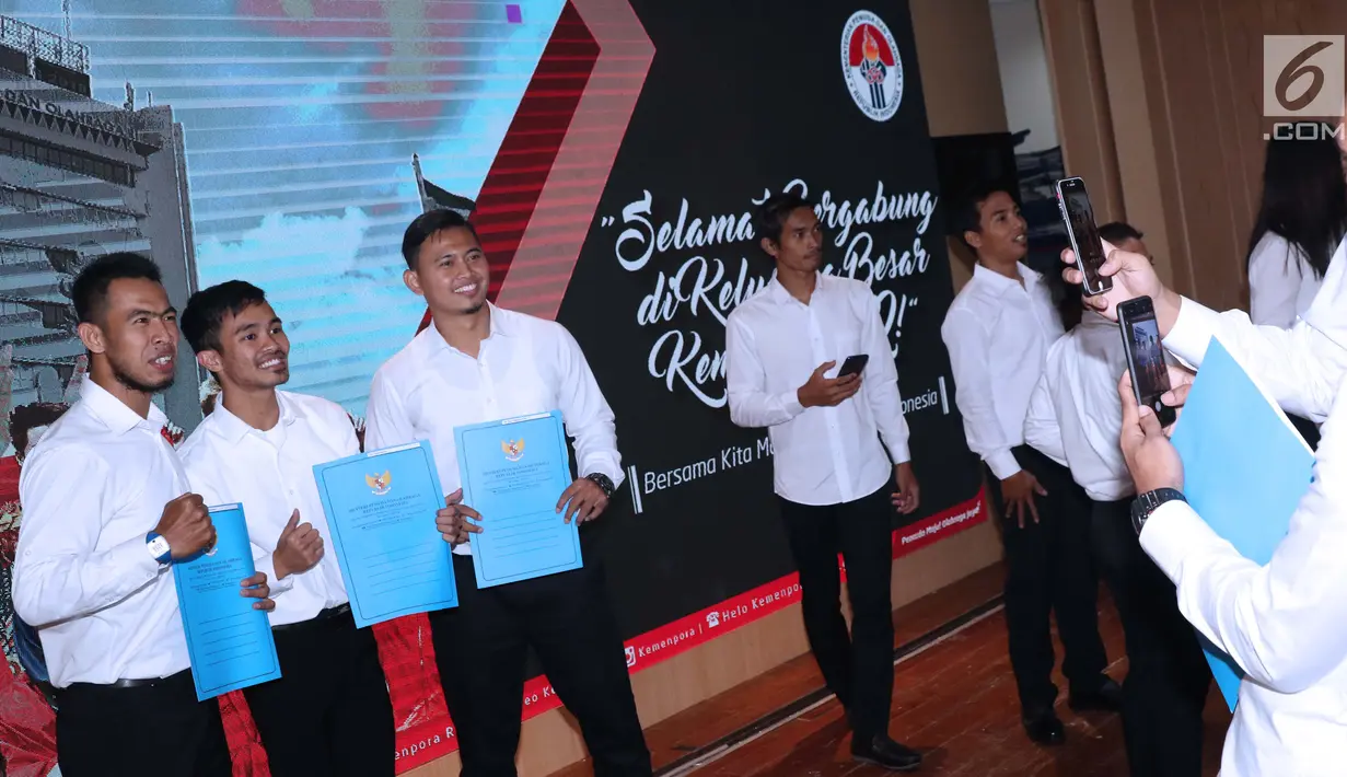 Sejumlah atlet berfoto usai upacara penyerahan SK CPNS di Wisma Kemenpora, Jakarta, Selasa ((2/4). 286 atlet berprestasi menerima SK pengangkatan sebagai CPNS di lingkungan Kemenpora. (Liputan6.com/Helmi Fithriansyah)