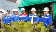 Menteri Perdagangan (Mendag) Zulkifli Hasan memimpin ekspose penemuan LPG 3 kg tak standar Senin, (27/5/2024). Ekspose dilakukan di Stasiun Pengisian dan Pengangkutan Bulk Elpiji (SPPBE) swasta di kawasan Koja, Jakarta Utara. (Dok Kemendag)