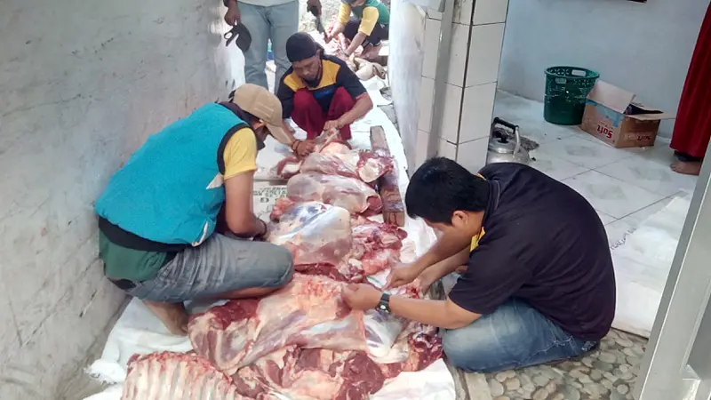 Nampak para panitia kurban masjid Jami Ar-Ridwan, Ciawitali, Tarogong Garut, tengah melakukan penyisitan kulit hewan kurban sapi