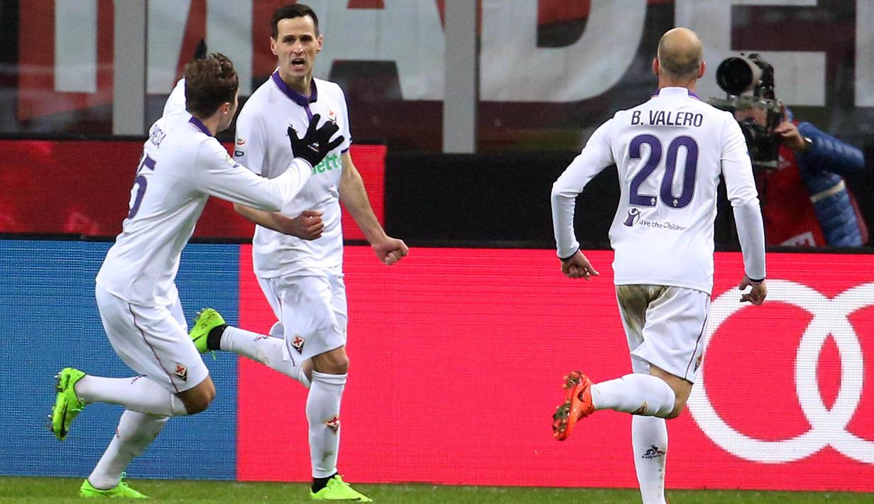 Penyerang Fiorentina, Nikola Kalinic, merayakan gol yang dicetaknya ke gawang AC Milan. Fiorentina sempat menyamakan kedudukan melalui Nikola Kalinic pada menit ke-20 memanfaatkan umpan Federico Chiesa. (EPA/Matteo Bazzi)