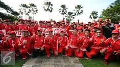 Gubernur DKI Jakarta, Basuki Tjahaja Purnama (kelima kiri) berpose bersama kontingen atlet yang akan berlaga di Pekan Olahraga Nasional XIX Jabar, Balaikota Jakarta, Rabu (7/9/2016). DKI Jakarta menerjunkan 1.258 atlet. (Liputan6.com/Helmi Fithriansyah)