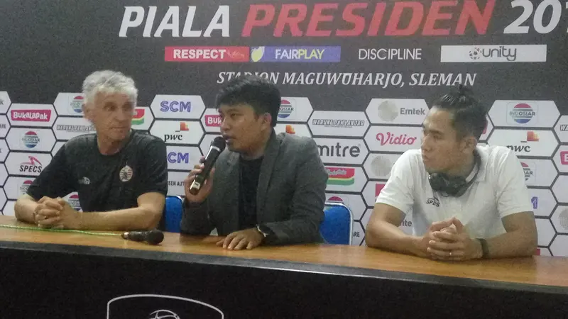 Pelatih Persija Jakarta, Ivan Kolev (paling kiri) dan Ryuji Utomo (paling kanan)