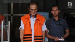 Mantan anggota DPRD Sumatera Utara Elezaro Duha dikawal petugas usai menjalani pemeriksaan digedung KPK, Jakarta, Selasa (21/8). (merdeka.com/Dwi Narwoko)