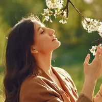 Ilustrasi perempuan cantik dan tegar/copyright freepik.com/prostooleh