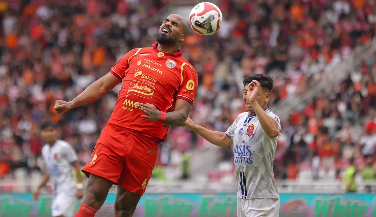 Namun, hingga babak pertama usai, tidak ada gol tercipta dari kedua tim. Tampak dalam foto, bek tengah Persija, Thales Natanael Lira De Matos (Thales Lira) berebut bola atas dengan pemain Persijap saat laga pekan ke-16 BRI Super League 2025/2026 di Stadion Utama Gelora Bung Karno (SUGBK), Jakarta, Sabtu (3/1/2026). (Bola.com/Abdul Aziz)