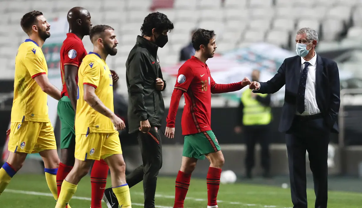 Pelatih Portugal, Fernando Santos (kanan), menyalami pemainnya, Bernardo Silva usai laga uji coba Internasional melawan Andorra di Stadion Luz, Lisbon, Portugal, Kamis (12/11/2020) dini hari WIB. Portugal menang telak 7-0 atas Andorra. (AP Photo/Armando Franca)