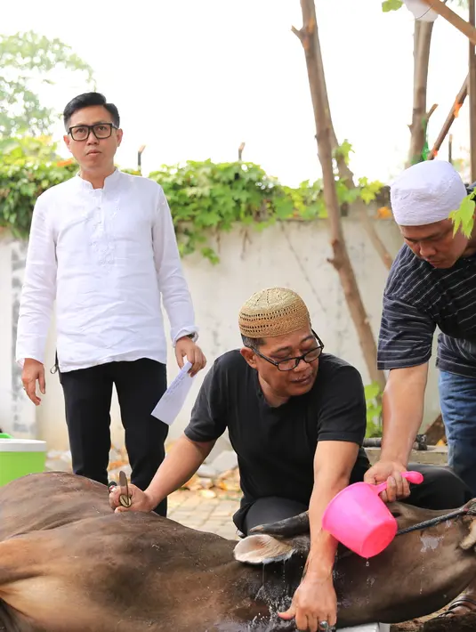 "Saya melihat kurban ini bukan buat gaya-gayaan, tetapi bagaimana caranya kita bisa memberikan sesuatu yang terbaik buat orang yang membutuhkan," lanjutnya. (Adrian Putra/Bintang.com)