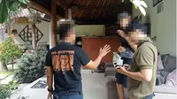 Turis Rusia di Bali ditangkap dan diperiksa tim dari Kantor Imigrasi Singaraja, Bali. (dok. Imigrasi Singaraja)